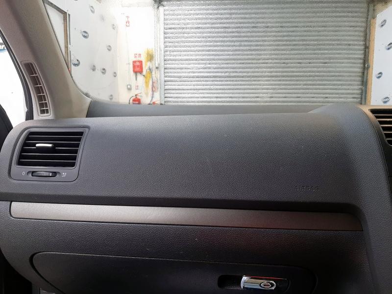 2004 VOLKSWAGEN GOLF FSI SE 