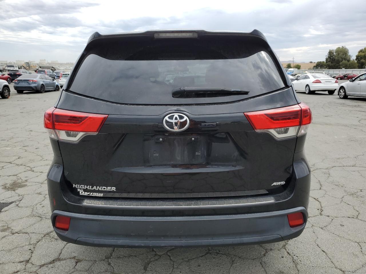 2018 Toyota Highlander Le VIN: 5TDBZRFHXJS877061 Lot: 81778305