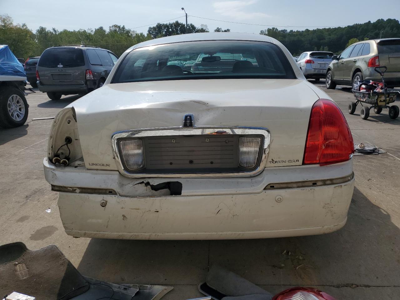 2004 Lincoln Town Car Ultimate VIN: 1LNHM83W94Y635355 Lot: 80095135