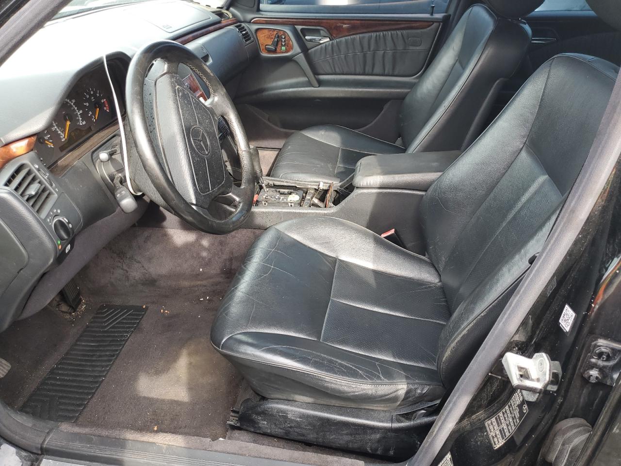 1999 Mercedes-Benz E 320 VIN: WDBJF65H4XA921015 Lot: 84012775