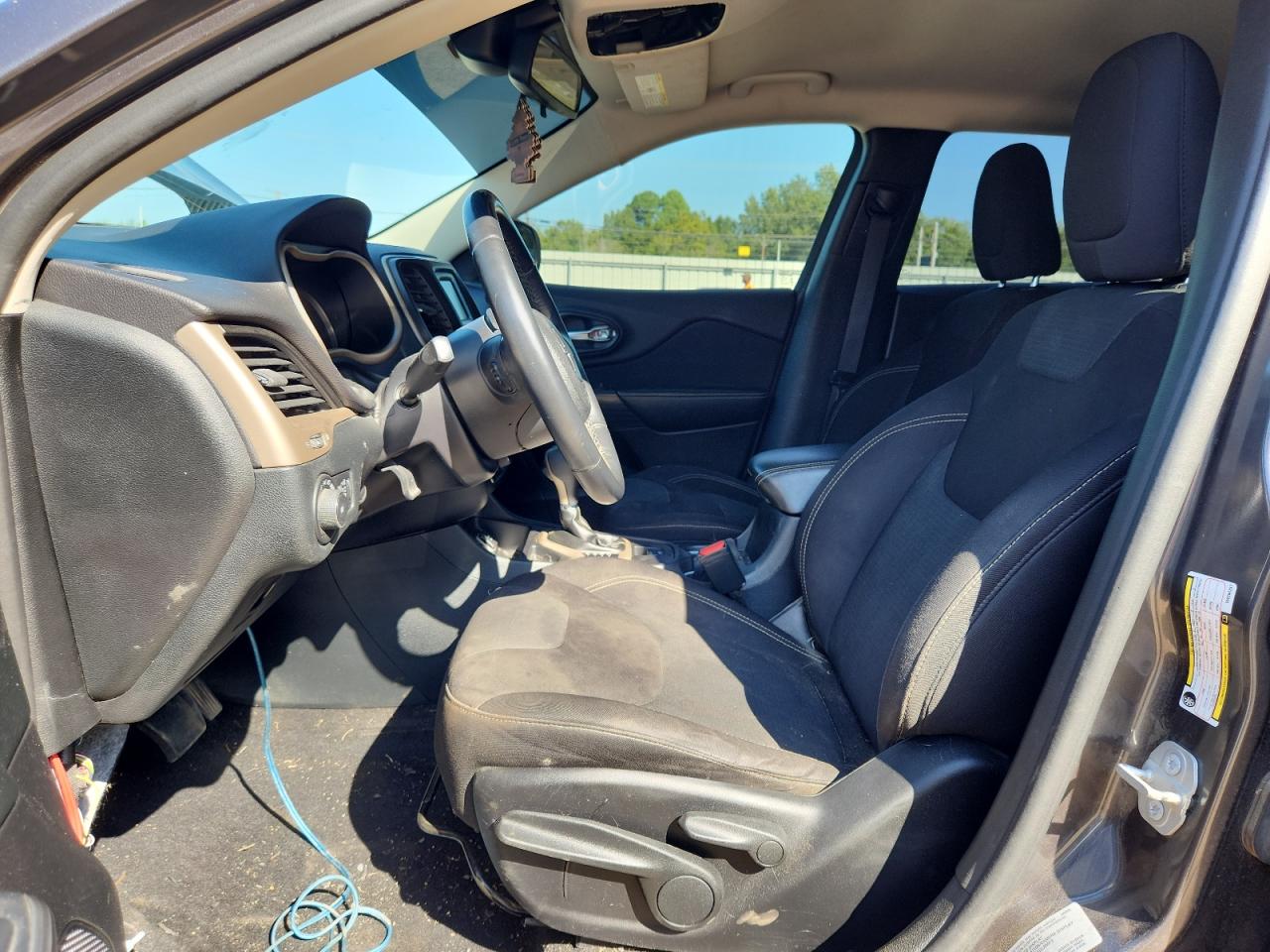 2016 Jeep Cherokee Latitude VIN: 1C4PJLCB5GW284257 Lot: 71228575