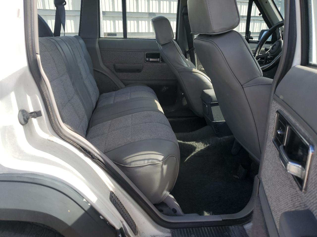 1992 Jeep Cherokee Laredo VIN: 1J4FT58S6NL236558 Lot: 81654935