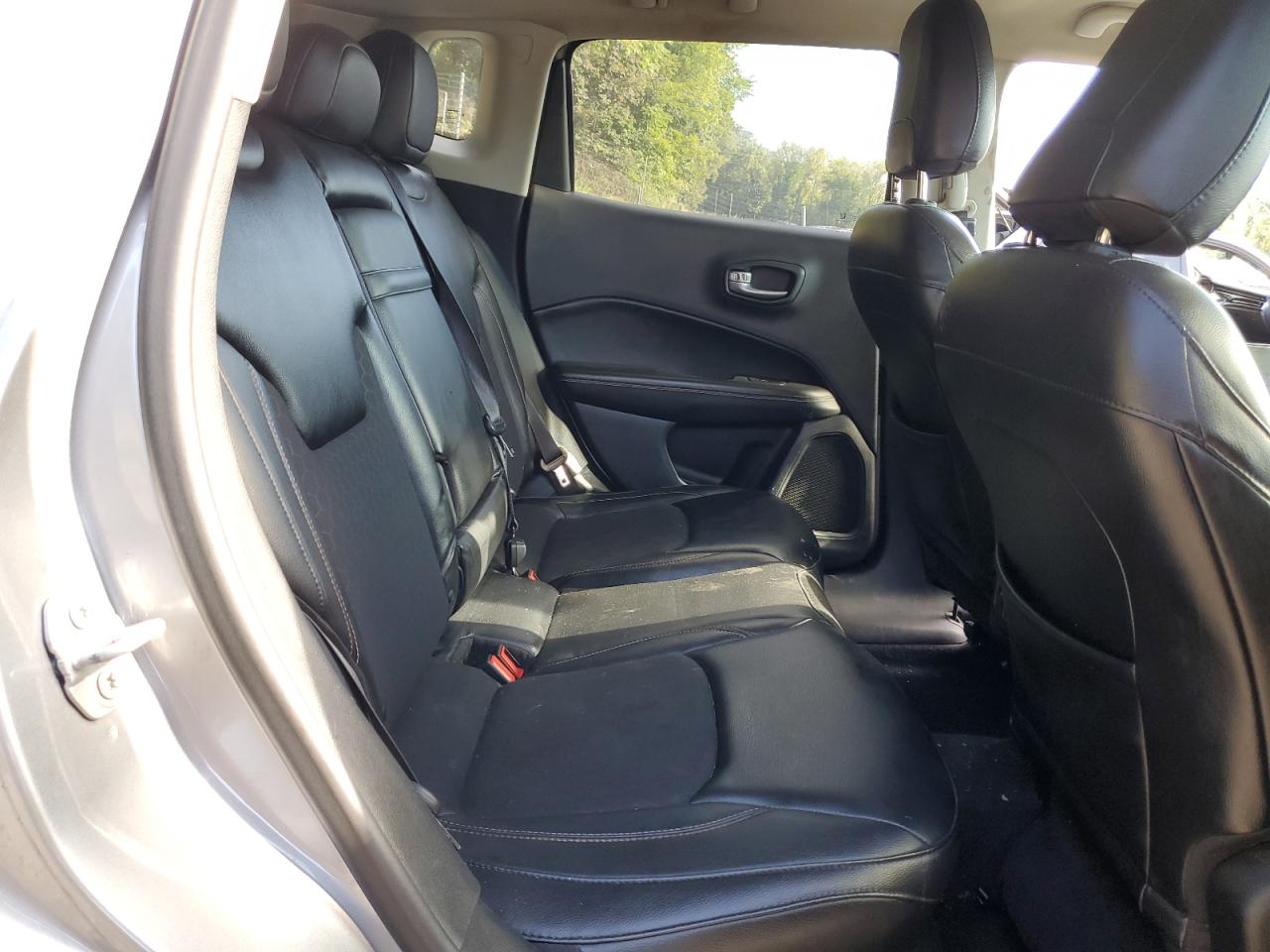 2018 Jeep Compass Latitude VIN: 3C4NJDBBXJT113581 Lot: 70975585