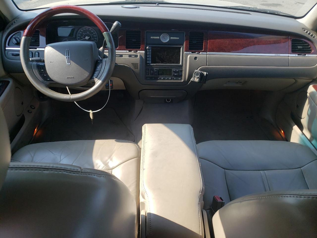 2005 Lincoln Town Car Signature Limited VIN: 1LNHM82WX5Y633925 Lot: 71218895