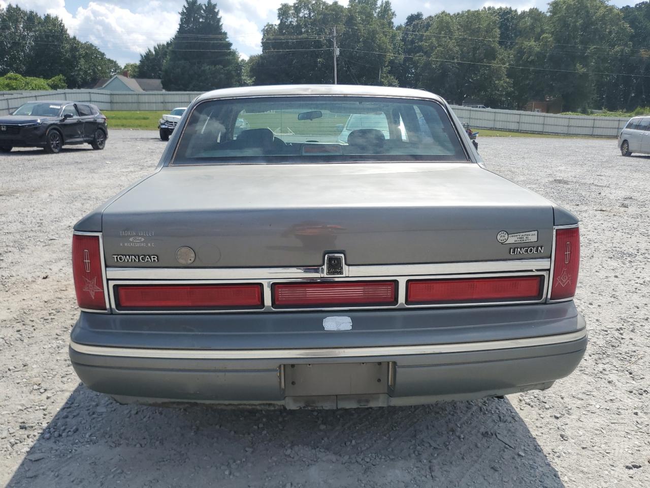 1997 Lincoln Town Car Signature VIN: 1LNLM82W6VY643586 Lot: 71609505