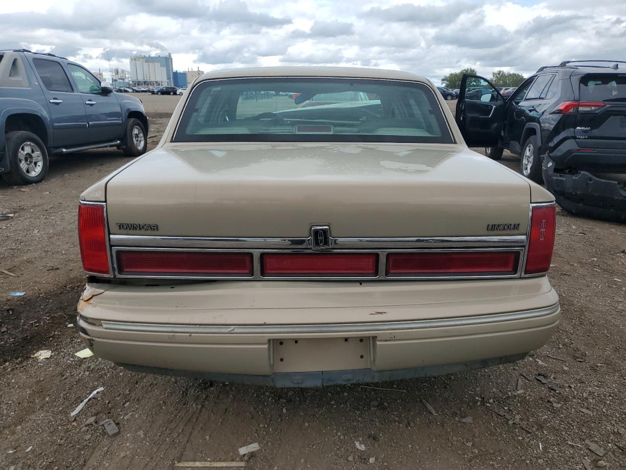 1996 Lincoln Town Car Signature VIN: 1LNLM82W4TY607103 Lot: 81811565