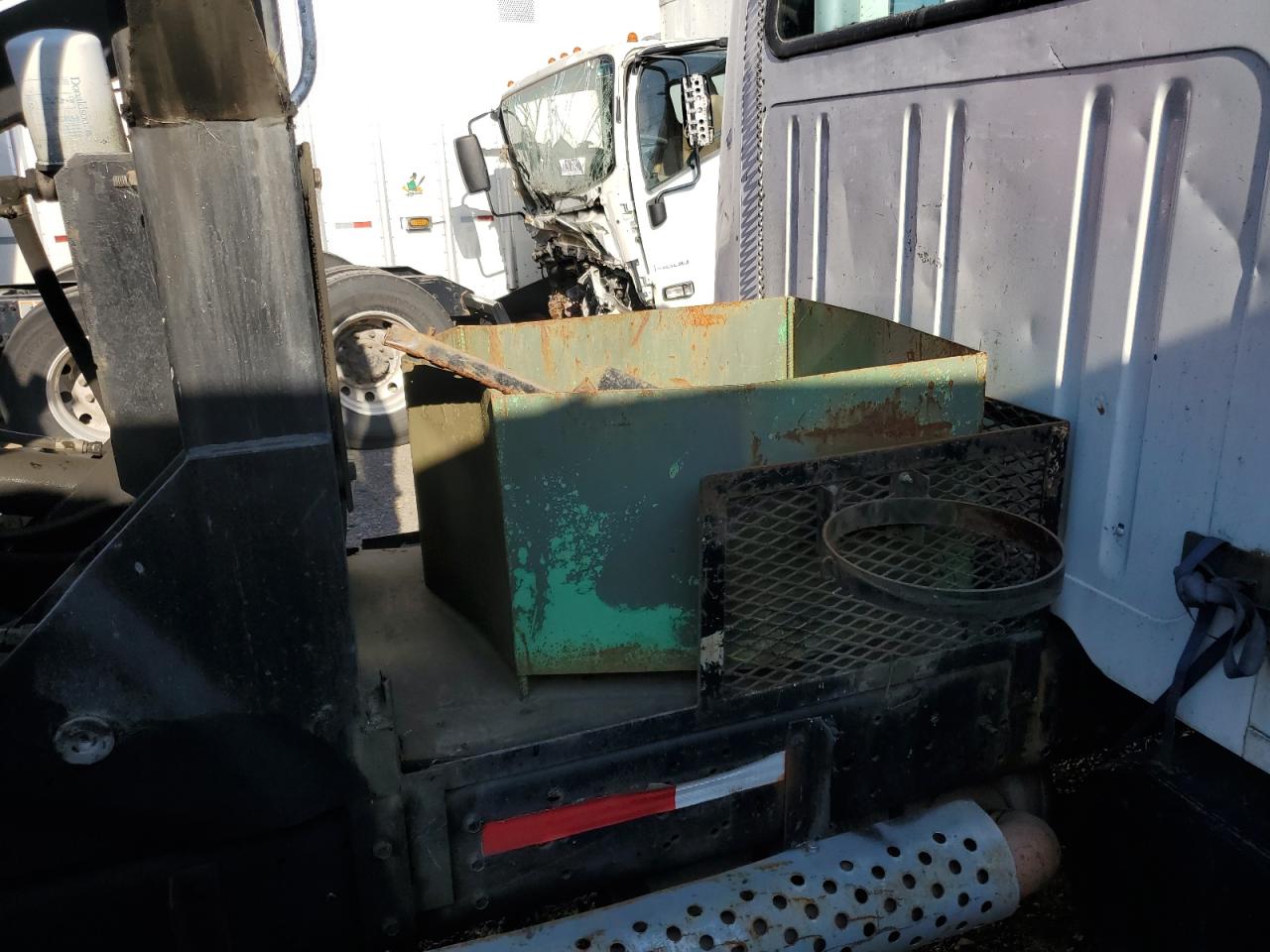 1996 International 4000 4700 - Semi Truck VIN: 1HTSLAAL9TH282257 Lot: 82050915