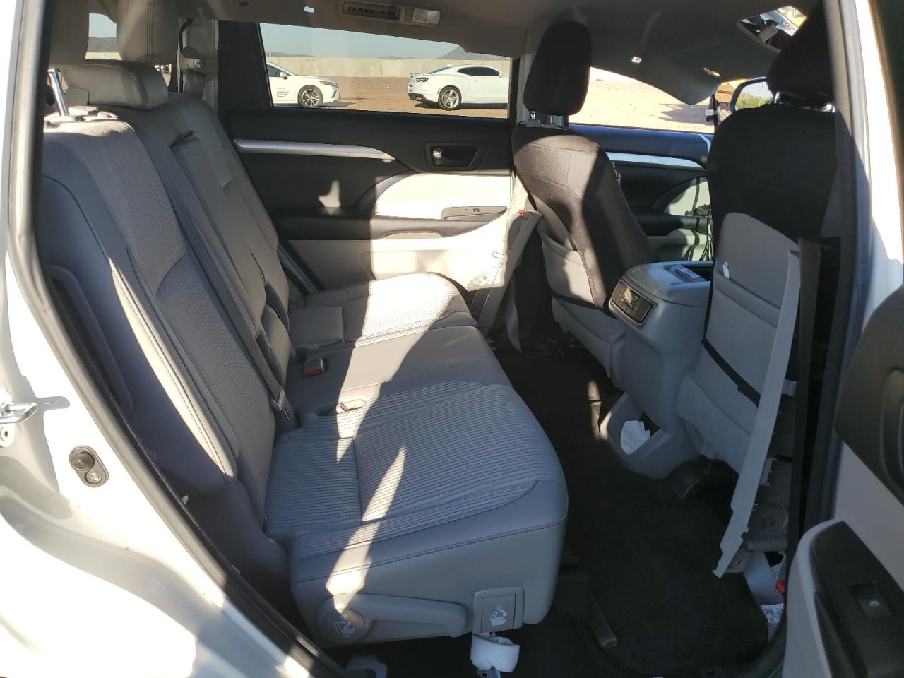 2018 Toyota Highlander Le VIN: 5TDBZRFH6JS855512 Lot: 81901535