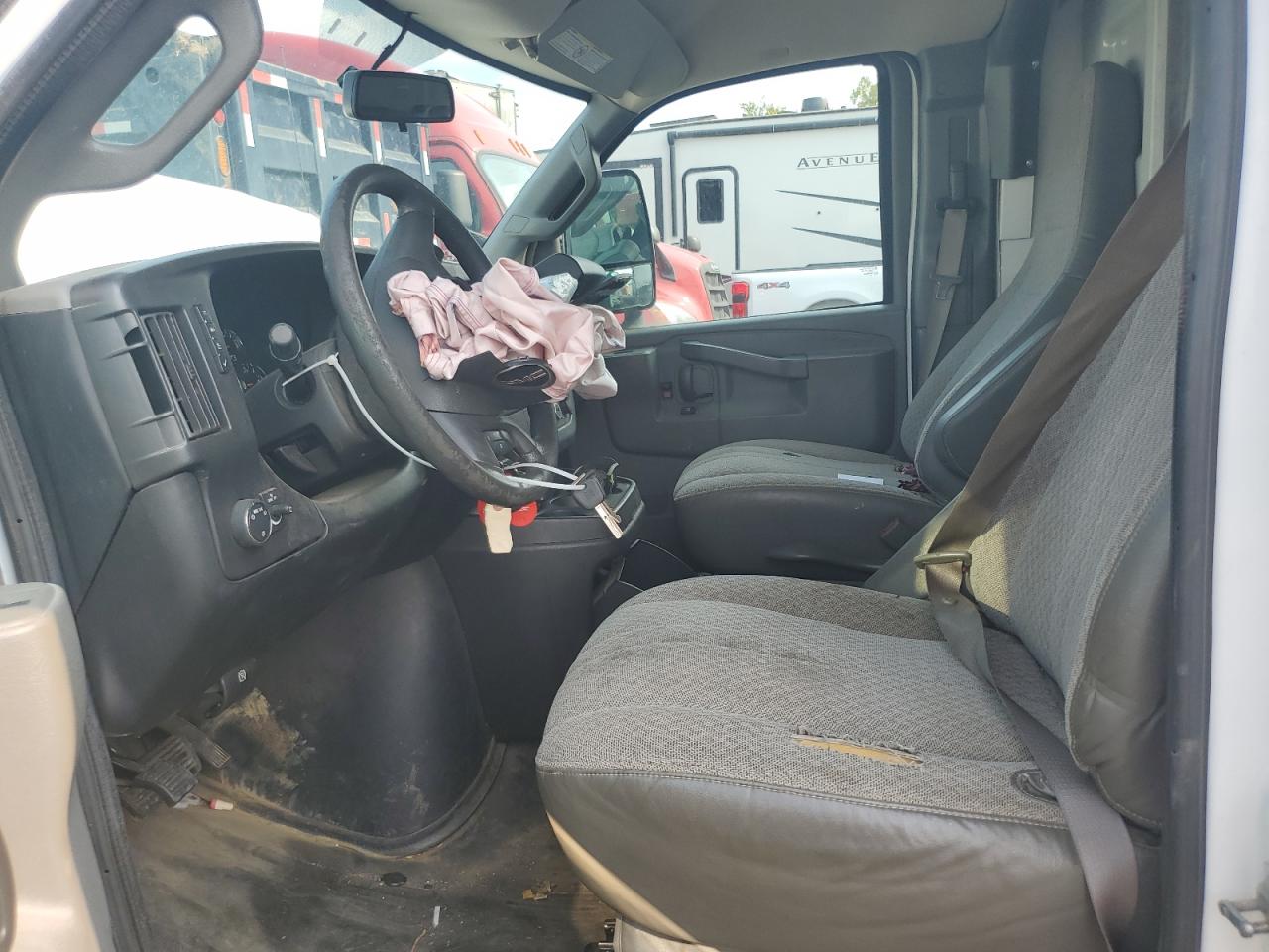 2018 GMC Savana Cutaway G3500 VIN: 1GD07RFG2J1164815 Lot: 84637485