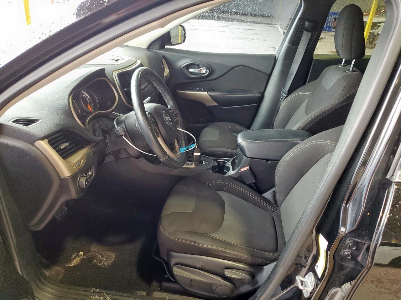 2017 Jeep Cherokee Latitude VIN: 1C4PJLCB7HW586425 Lot: 80880095