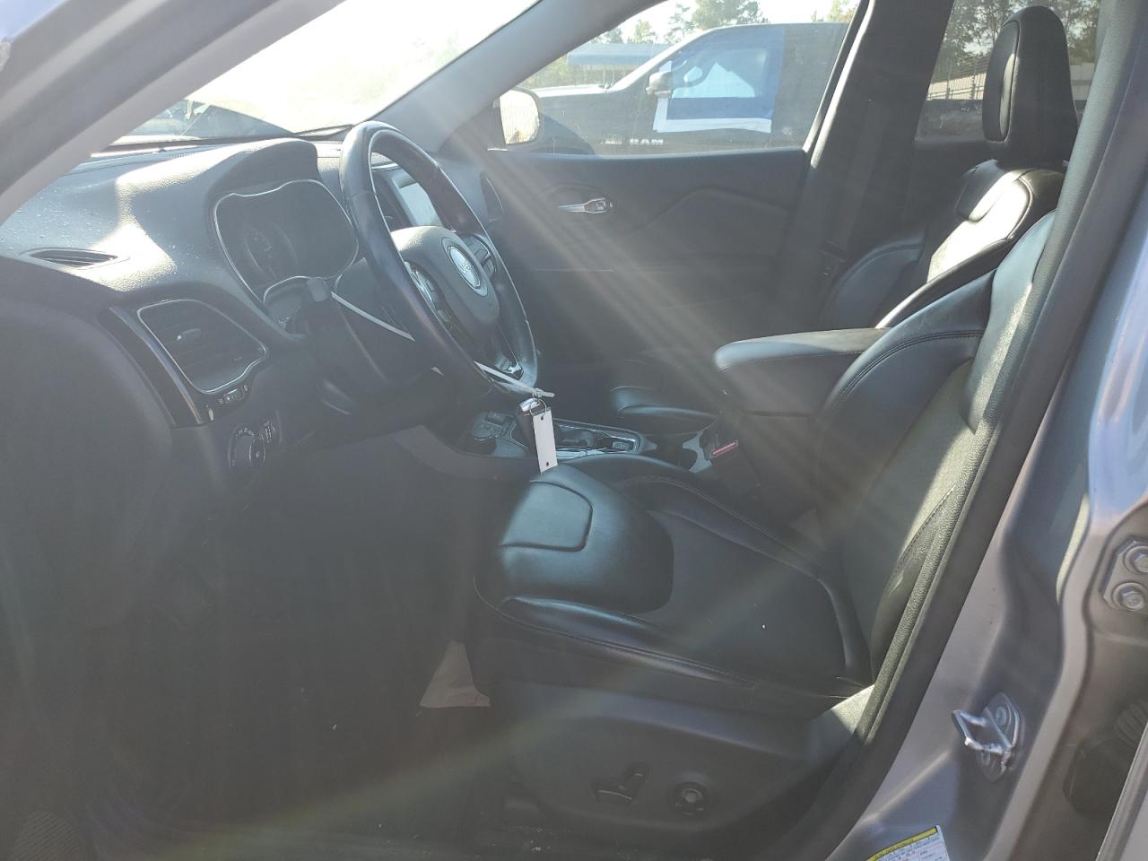 2019 Jeep Cherokee Latitude Plus VIN: 1C4PJMLB8KD385450 Lot: 80599865