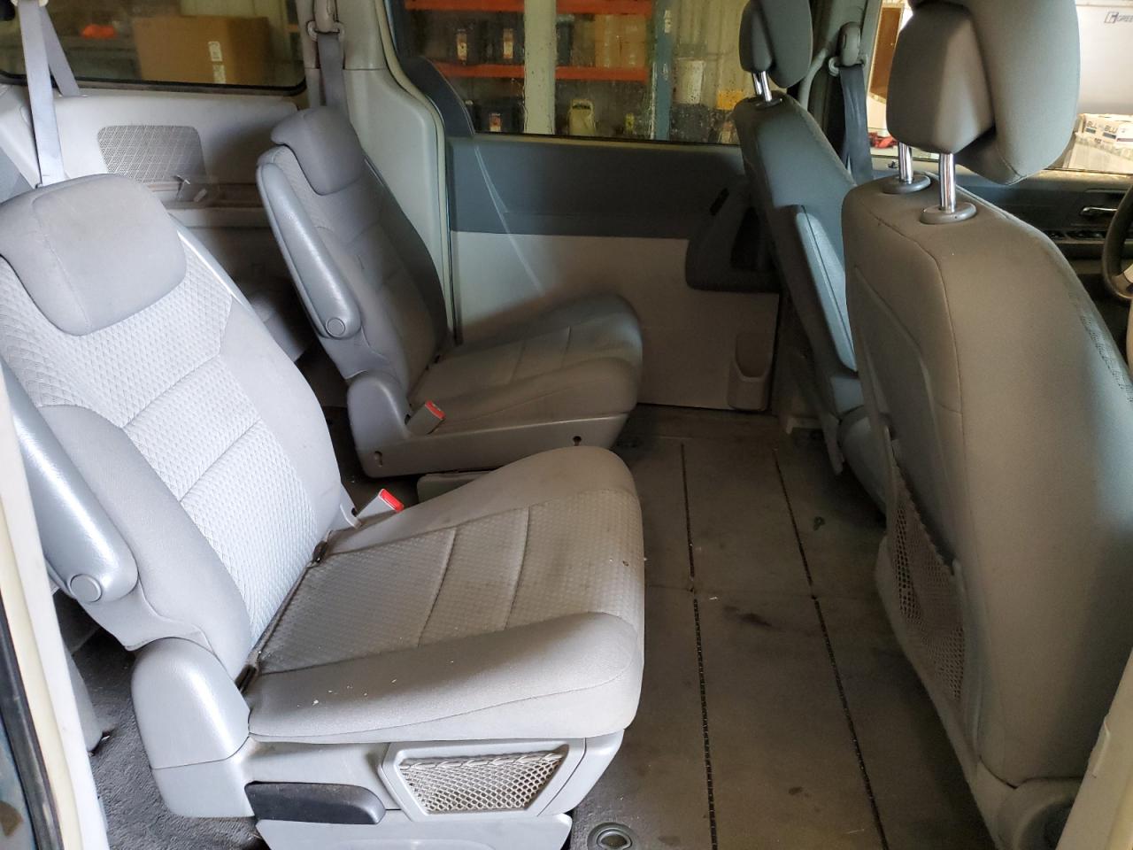 2010 Chrysler Town & Country Lx VIN: 2A4RR4DE7AR315213 Lot: 80322785
