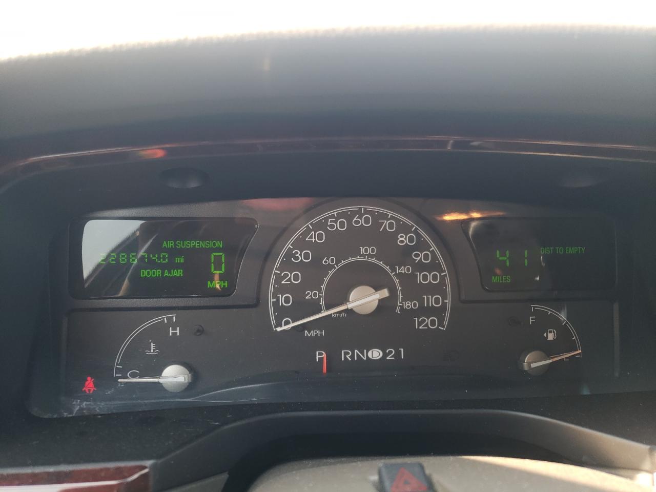 2005 Lincoln Town Car Signature Limited VIN: 1LNHM82WX5Y633925 Lot: 71218895