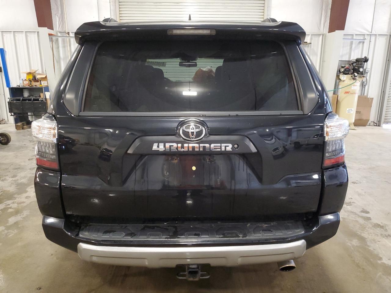 2018 Toyota 4Runner Sr5/Sr5 Premium VIN: JTEBU5JR2J5589608 Lot: 81065495