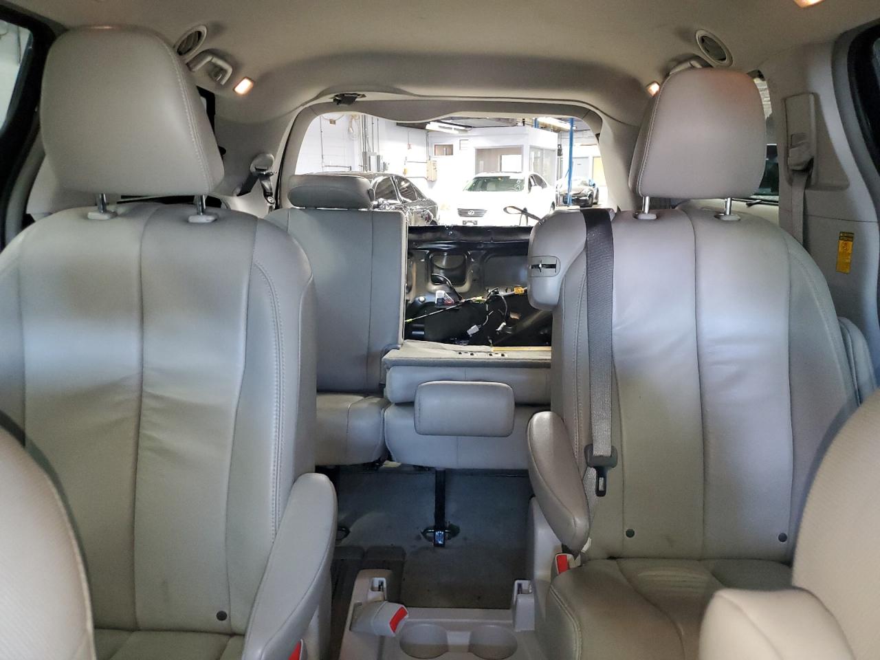 2014 Toyota Sienna Xle VIN: 5TDYK3DC8ES464113 Lot: 82118295