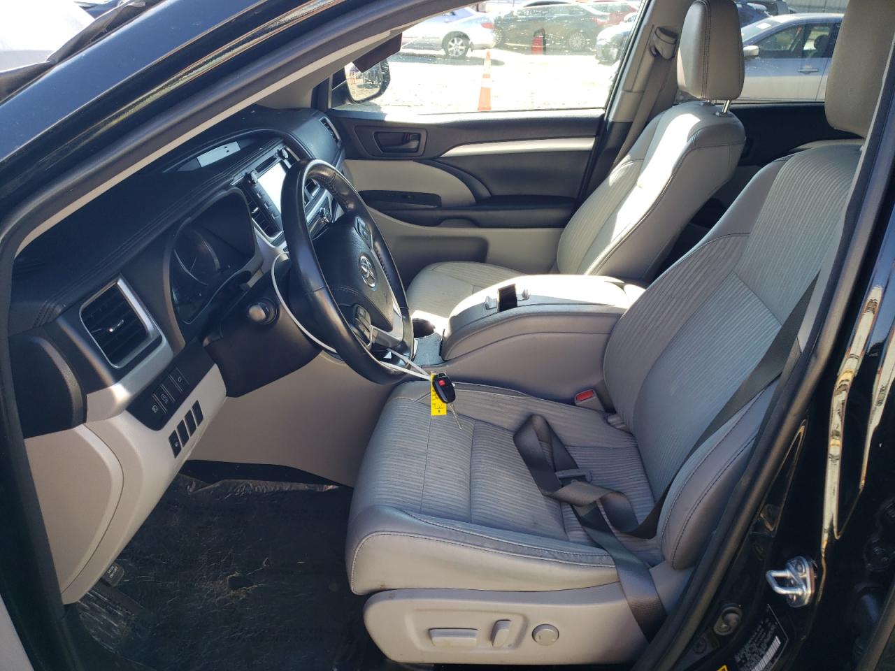 2018 Toyota Highlander Le VIN: 5TDBZRFH3JS914418 Lot: 71368865