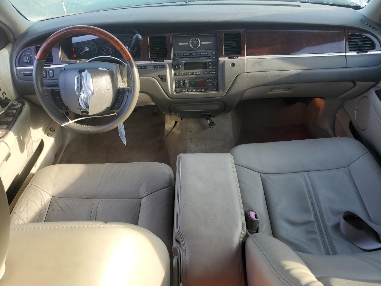 2009 Lincoln Town Car Signature Limited VIN: 2LNHM82V19X633700 Lot: 80480435