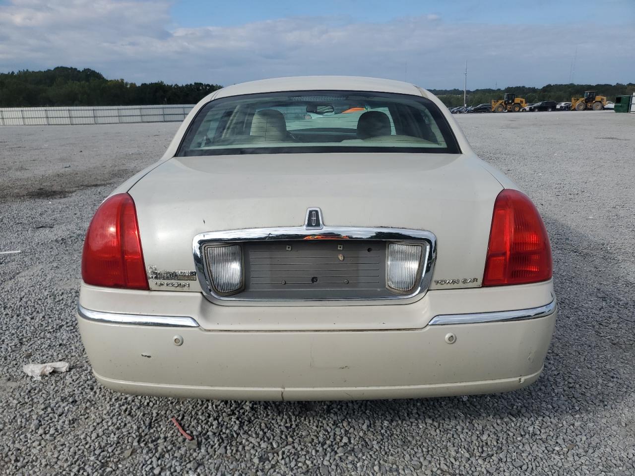 2005 Lincoln Town Car Signature Limited VIN: 1LNHM82W65Y634750 Lot: 71189605