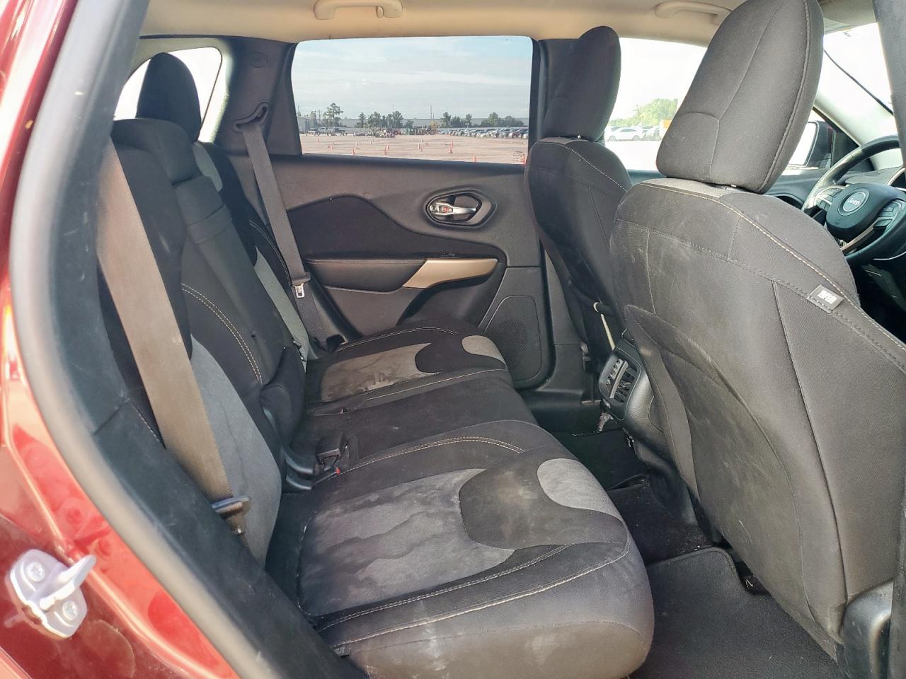 2018 Jeep Cherokee Latitude VIN: 1C4PJLCB4JD606437 Lot: 82161265