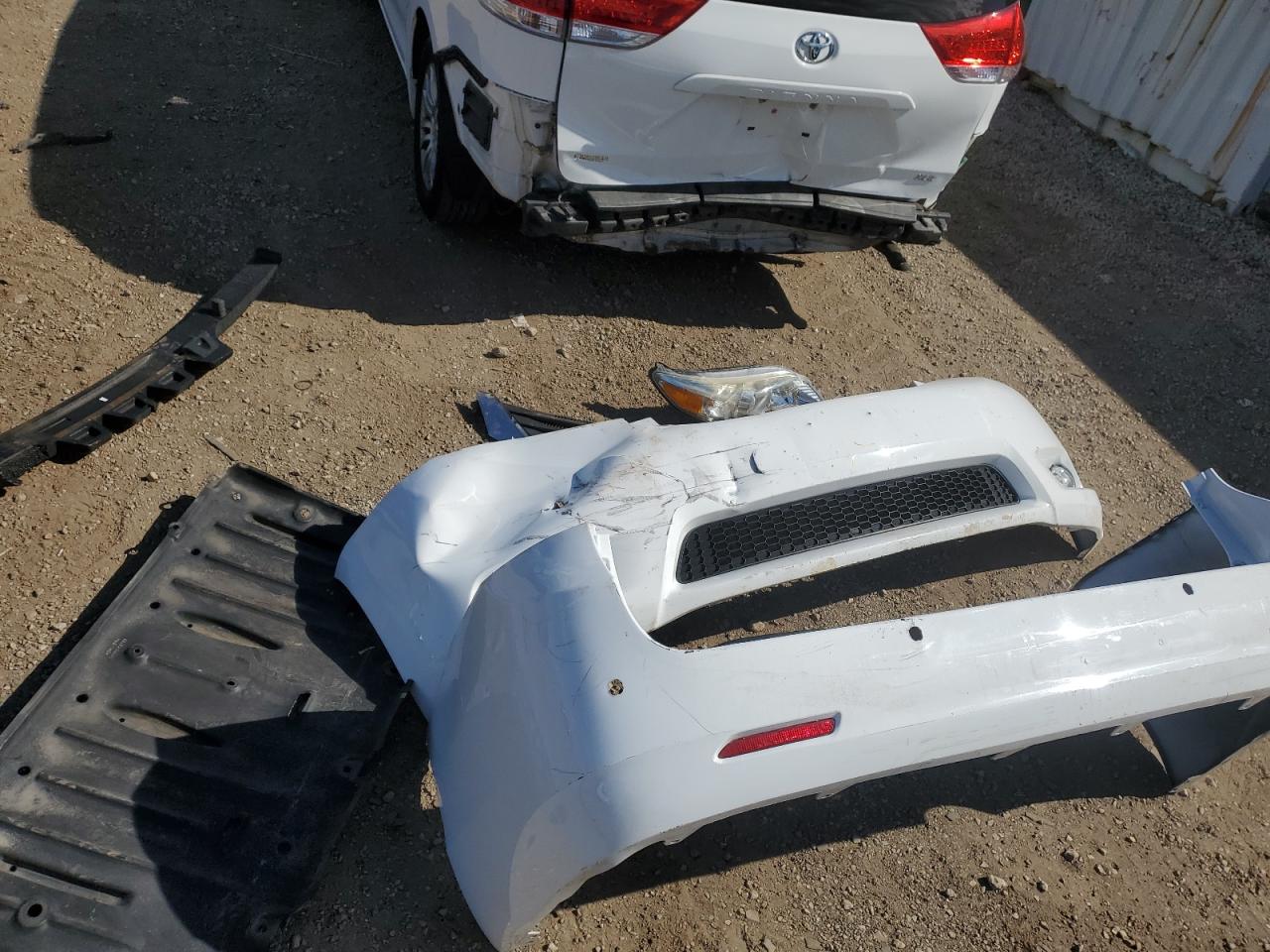 2014 Toyota Sienna Xle VIN: 5TDYK3DC4ES475156 Lot: 81818585