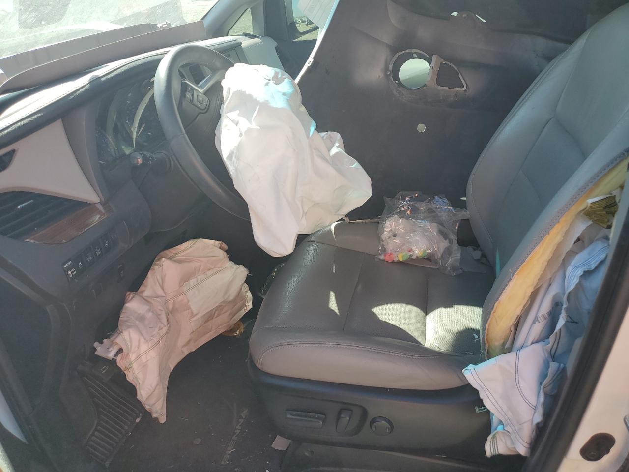 2017 Toyota Sienna Xle VIN: 5TDYZ3DC3HS773942 Lot: 81837905