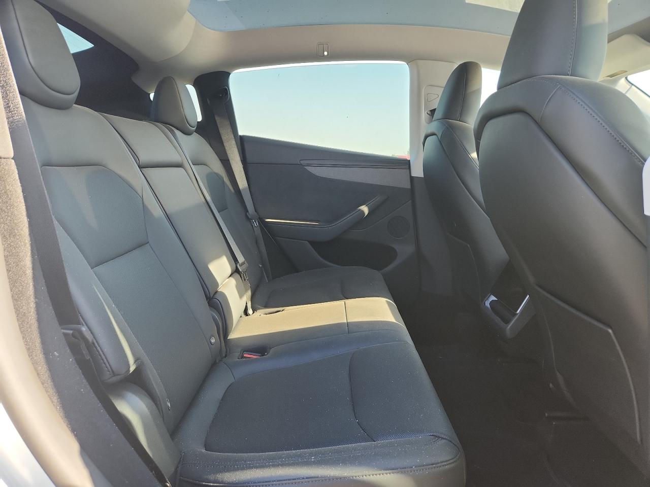 2026 Tesla Model Y VIN: 7SAYGDEE8TF327443 Lot: 70925435