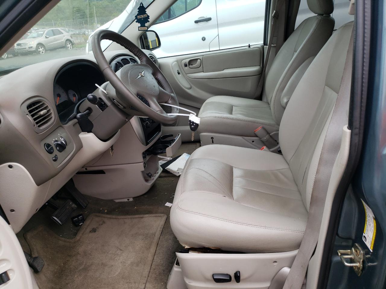 2005 Chrysler Town & Country Touring VIN: 2C8GP54L35R470739 Lot: 81832705