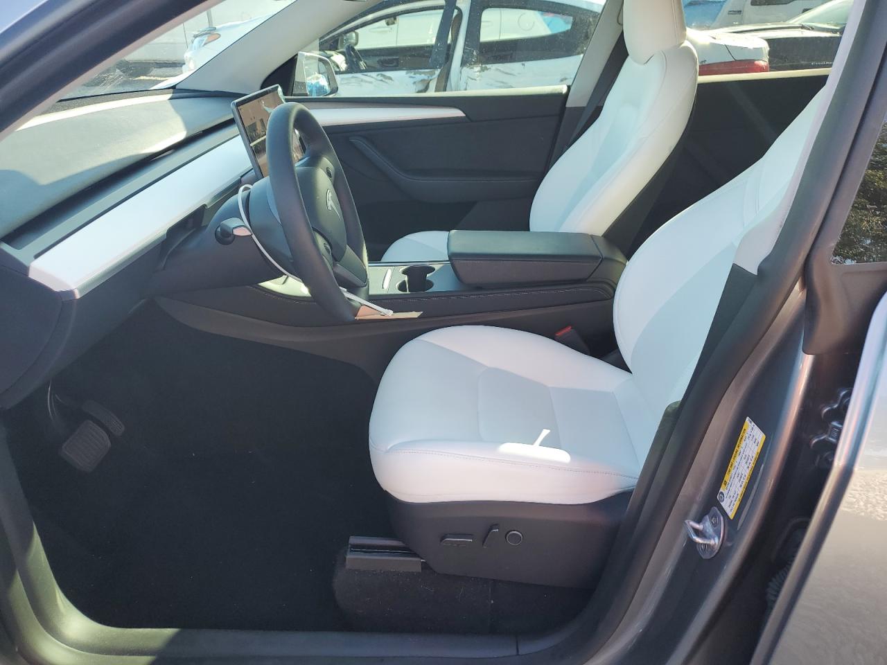 2024 Tesla Model Y VIN: 7SAYGDEE6RA319993 Lot: 84586865