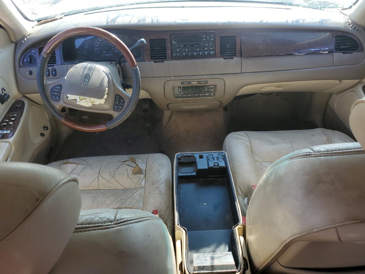 2002 Lincoln Town Car Signature VIN: 1LNHM82WX2Y637646 Lot: 70928445