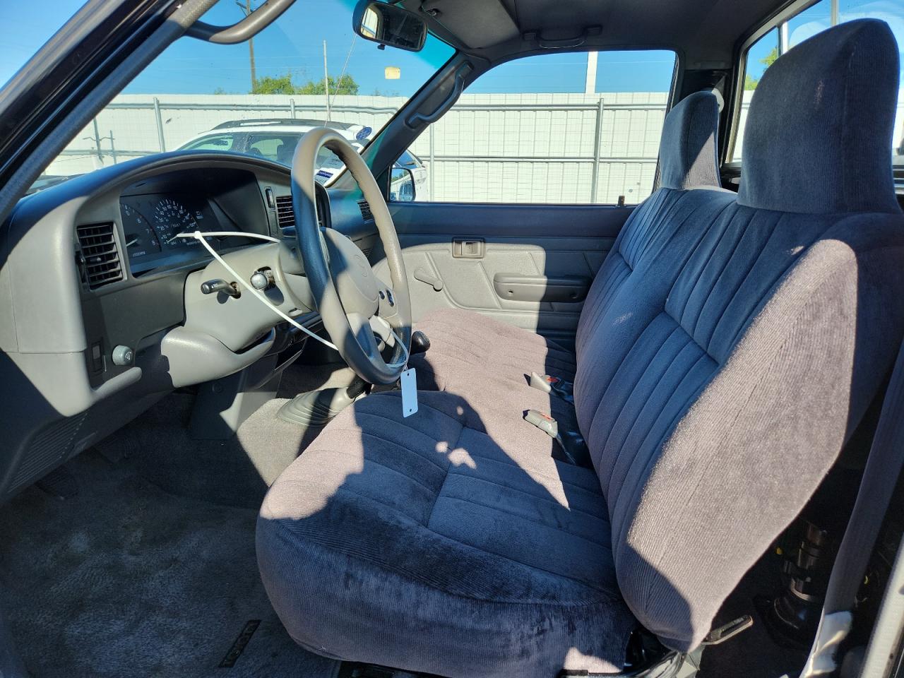 1992 Toyota Pickup 1/2 Ton Short Wheelbase Dlx VIN: JT4VN01D4N2012933 Lot: 81415635