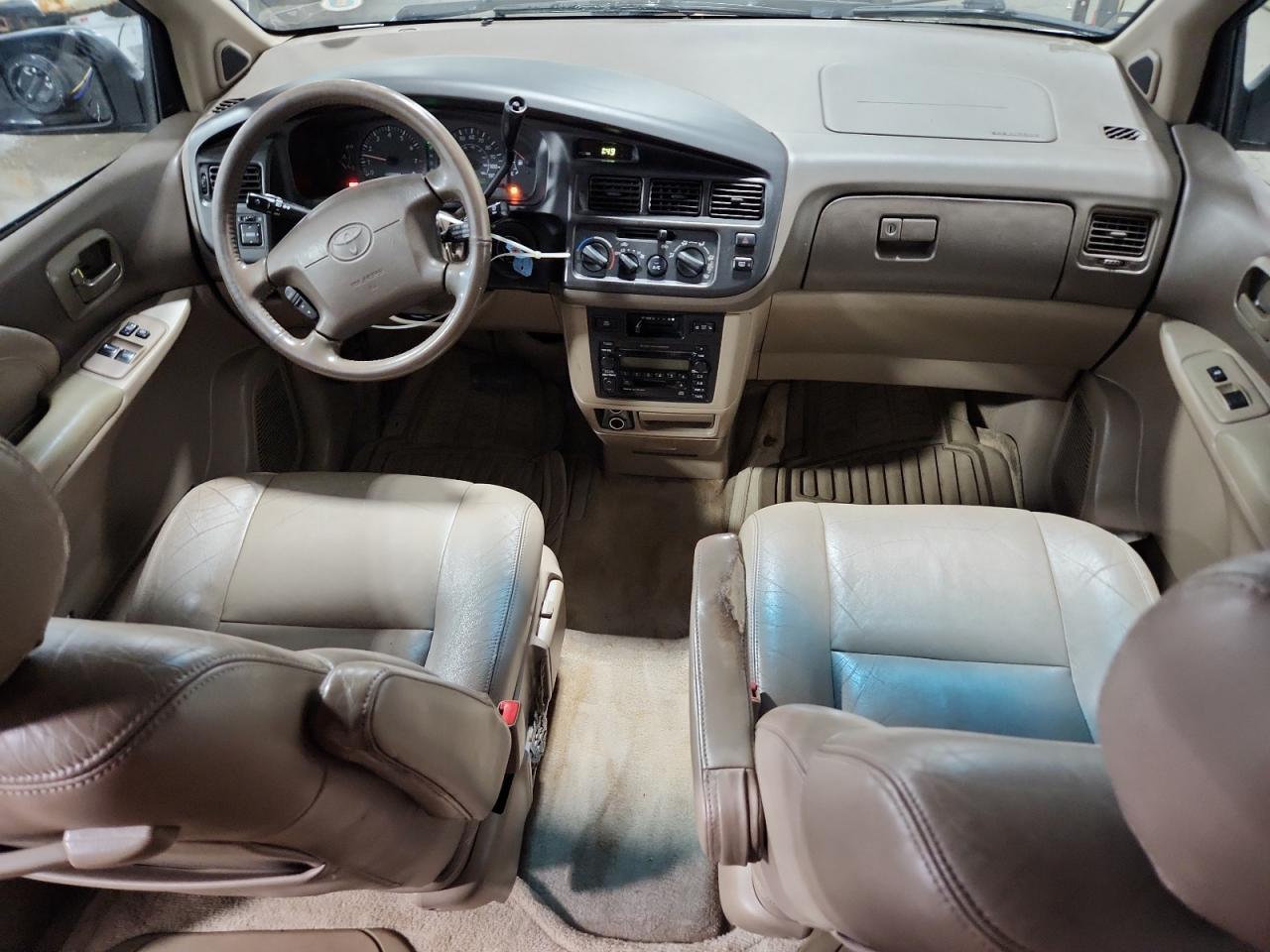 2000 Toyota Sienna Le VIN: 4T3ZF13C8YU310101 Lot: 82131445