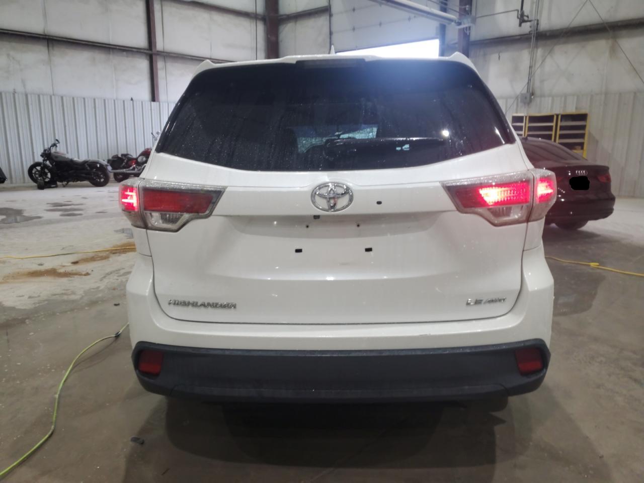 2015 Toyota Highlander Le VIN: 5TDBKRFH4FS197085 Lot: 70947085
