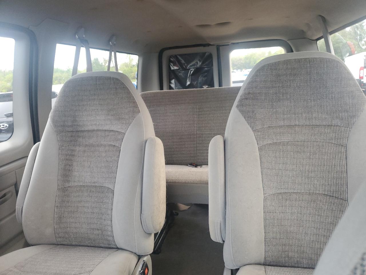 2000 Ford Econoline E150 Wagon VIN: 1FMRE11L3YHB60731 Lot: 84413255