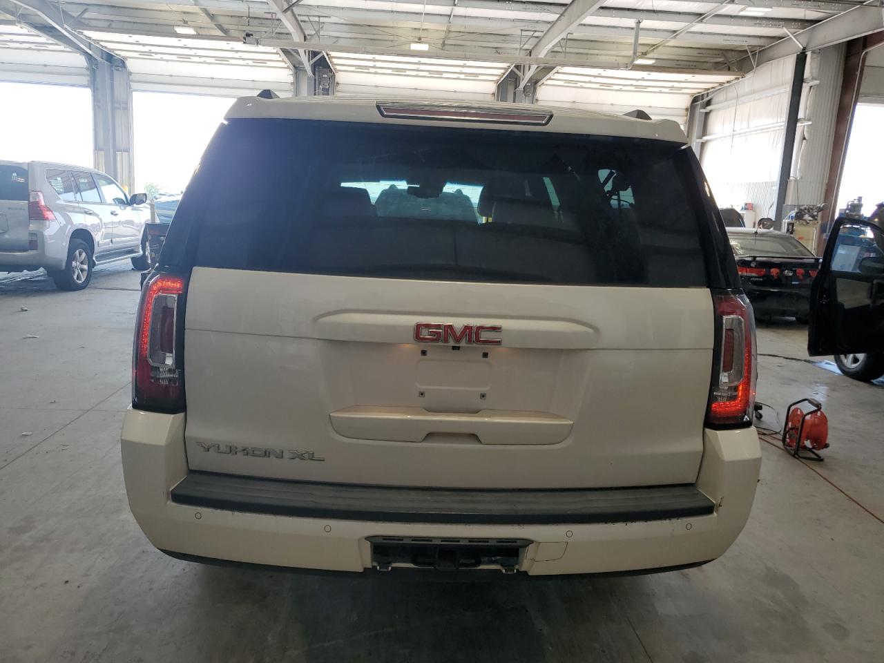 2015 GMC Yukon Xl K1500 Slt VIN: 1GKS2HKC0FR659617 Lot: 83826615