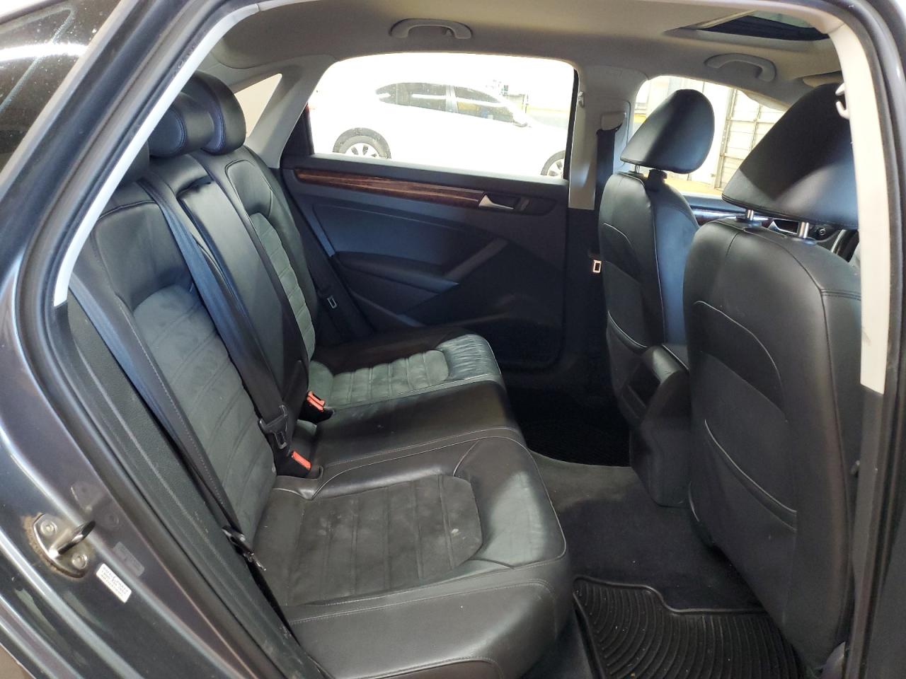 2012 Volkswagen Passat Sel VIN: 1VWCP7A37CC084747 Lot: 80708255