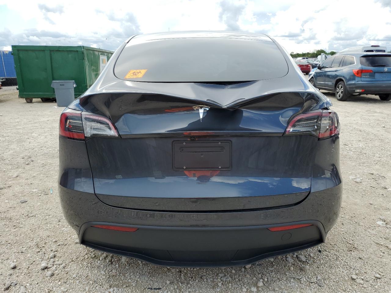 2024 Tesla Model Y VIN: 7SAYGDED0RA327594 Lot: 71958085