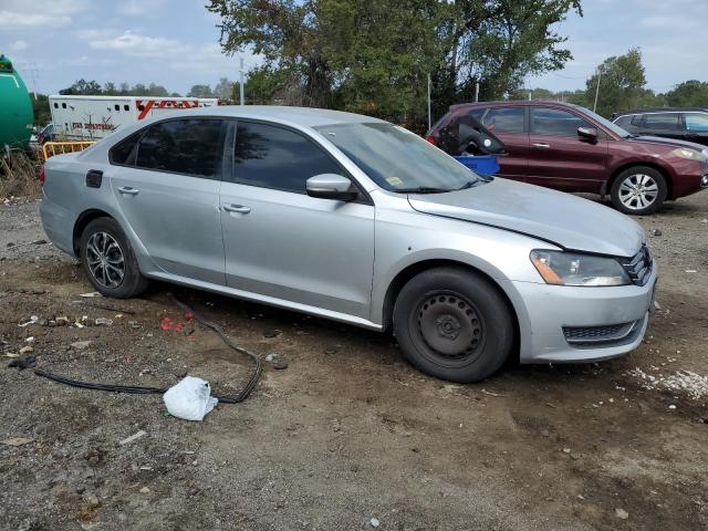 Sedans VOLKSWAGEN PASSAT 2014 Srebrny