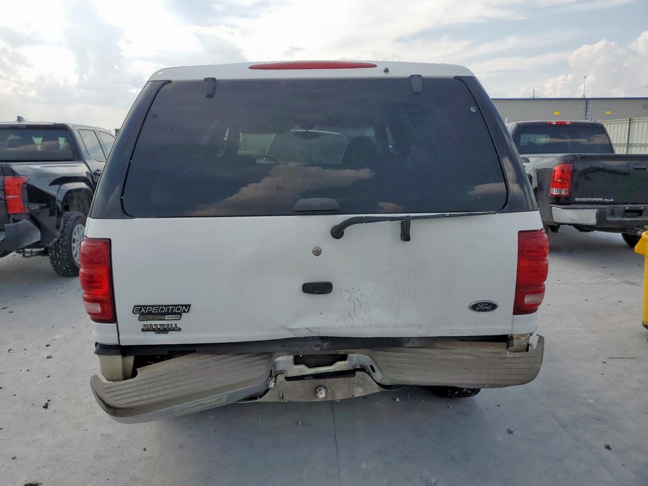 2000 Ford Expedition Eddie Bauer VIN: 1FMRU1760YLA28348 Lot: 81098665