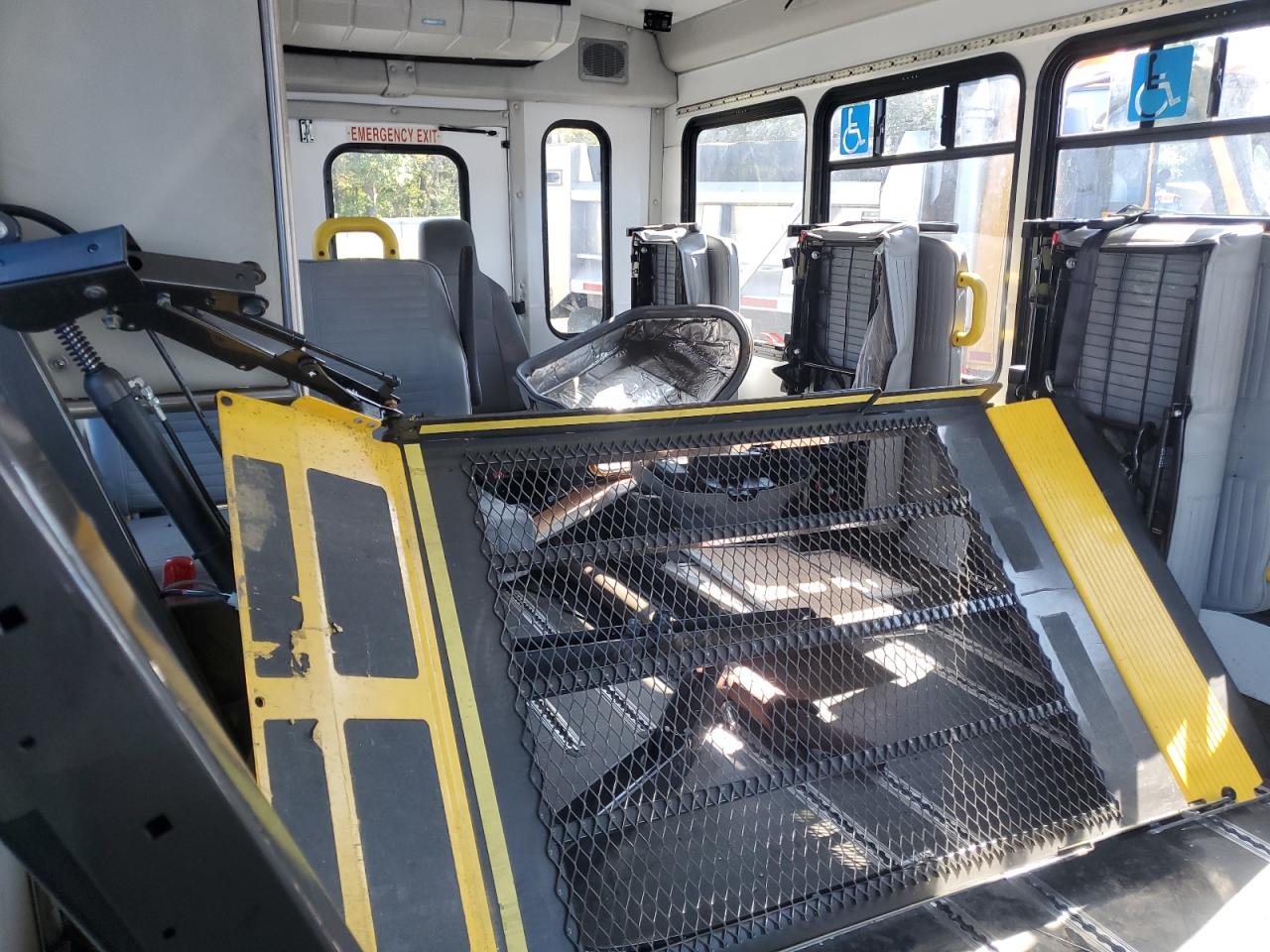 2019 Ford Econoline E450 Super Duty Cutaway Van VIN: 1FDFE4FS8KDC35894 Lot: 68476535