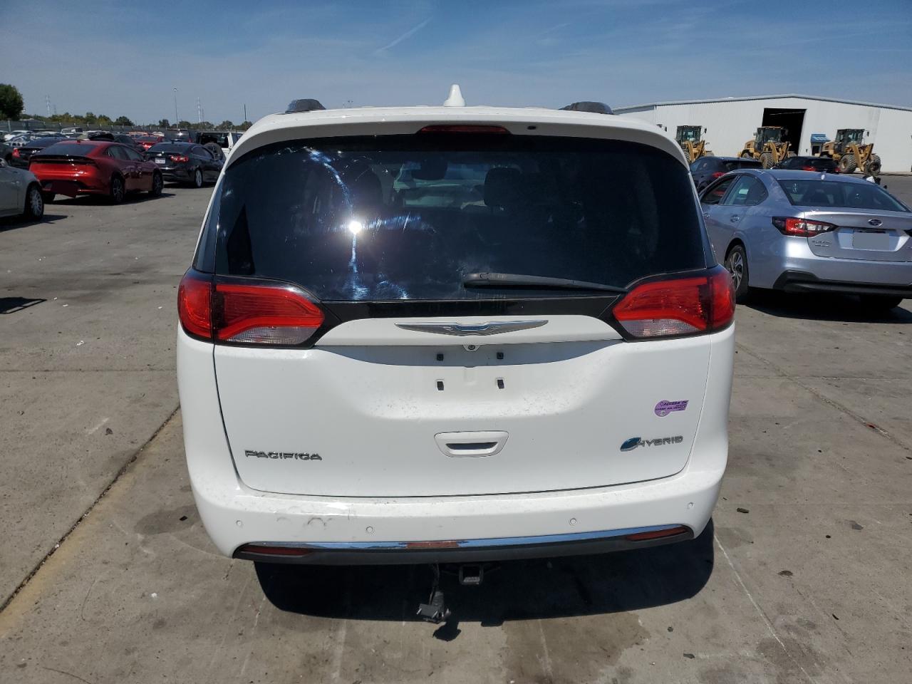 2018 Chrysler Pacifica Hybrid Limited VIN: 2C4RC1N78JR358903 Lot: 70663325