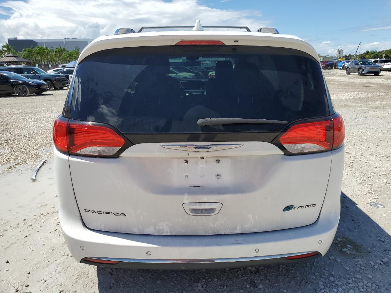 2018 Chrysler Pacifica Hybrid Touring L VIN: 2C4RC1L70JR236667 Lot: 82155895