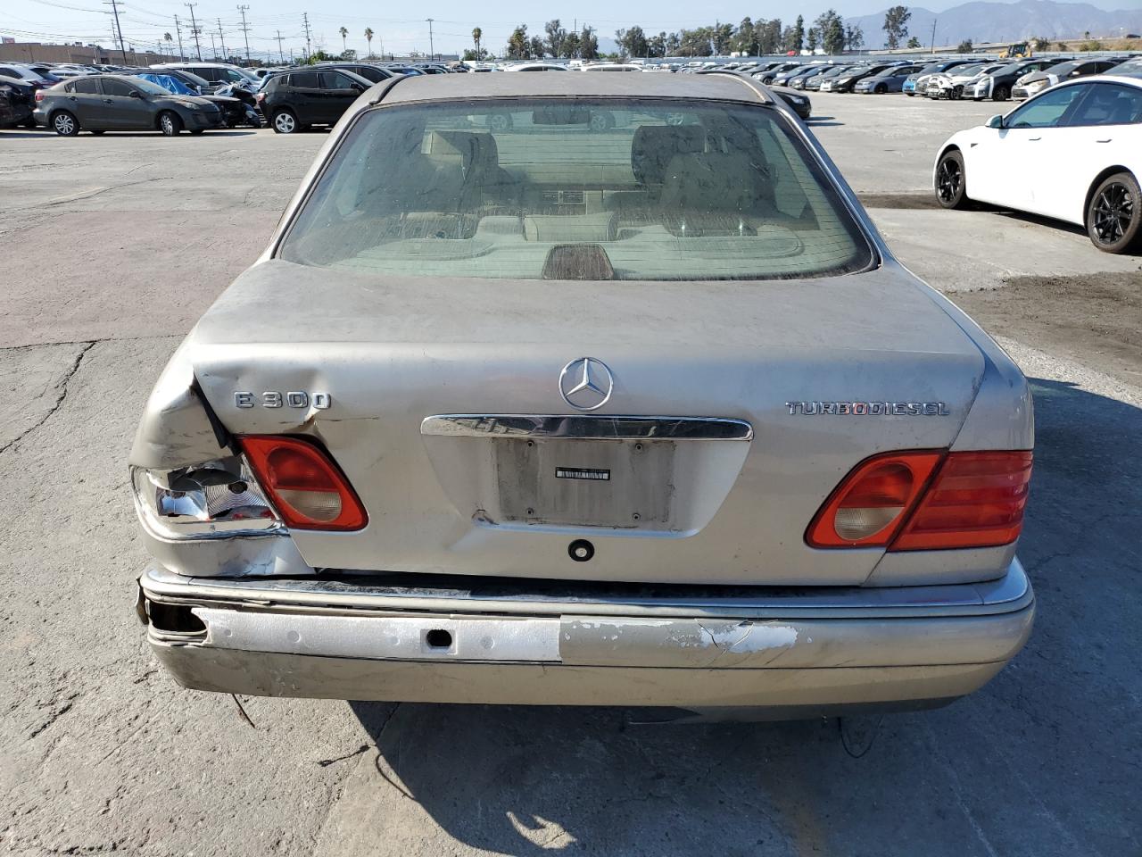 1998 Mercedes-Benz E 300Td VIN: WDBJF25F3WA585461 Lot: 85056075