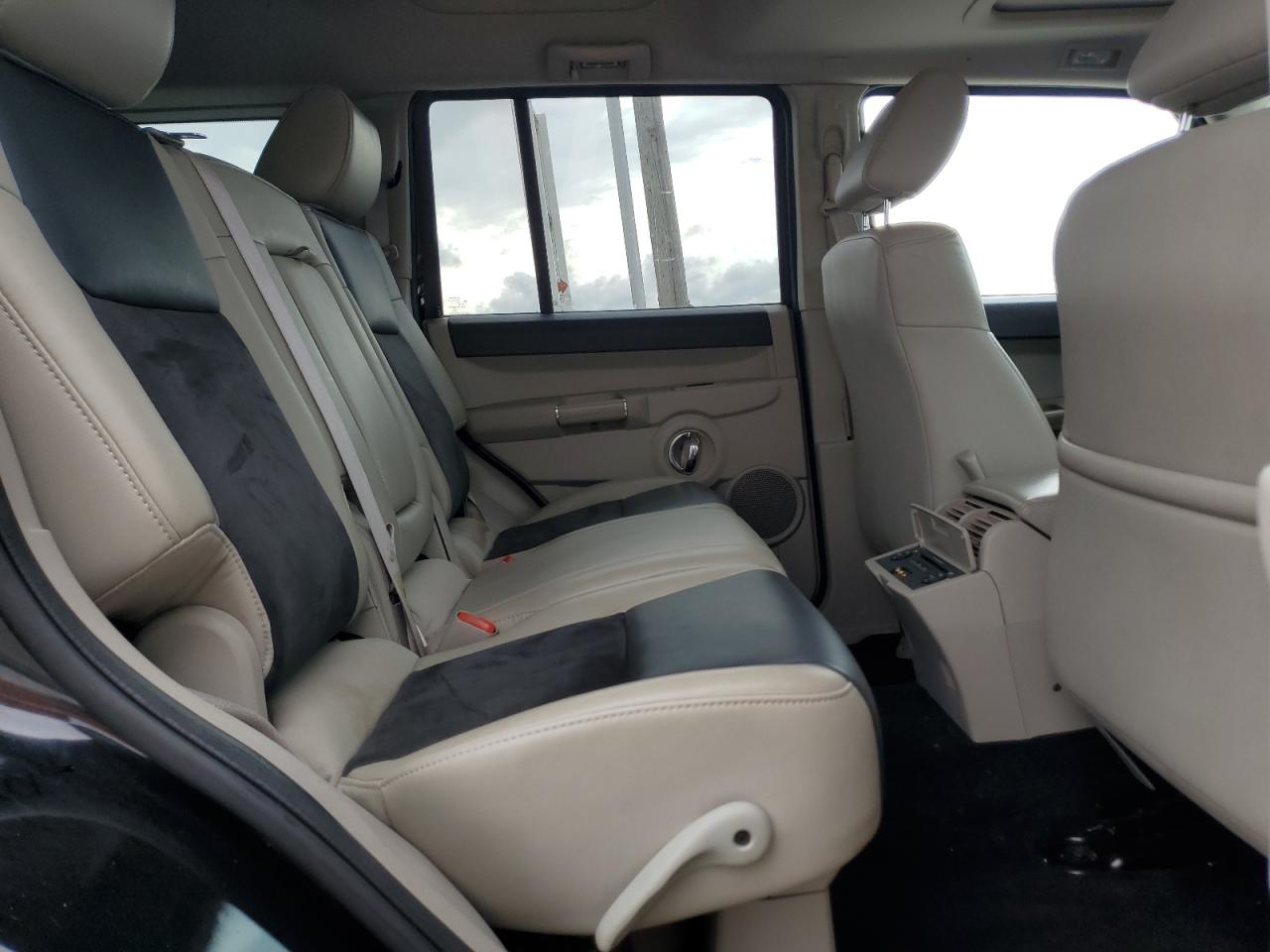 2007 Jeep Commander Overland VIN: 1J8HH68207C657113 Lot: 84194455