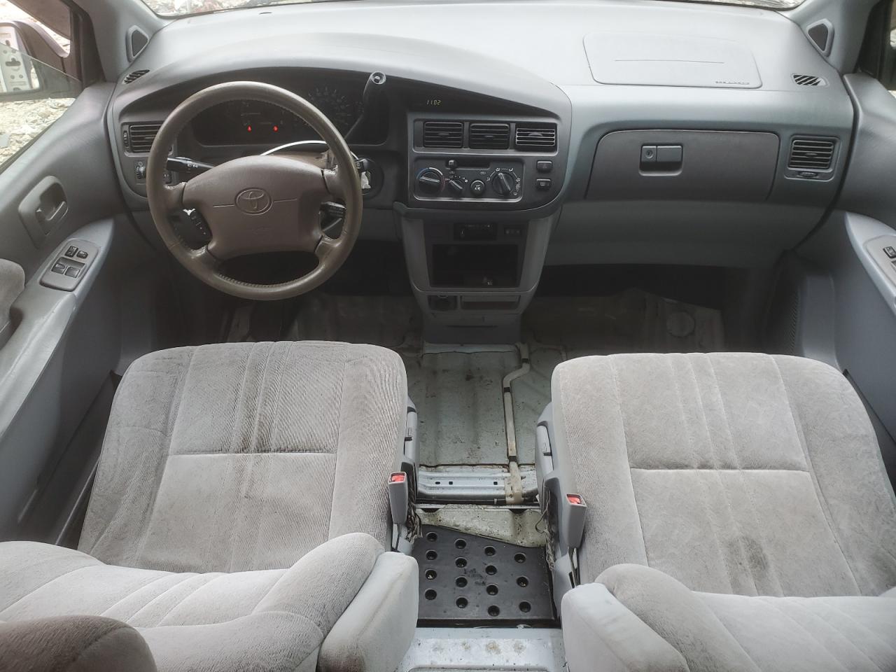1999 Toyota Sienna Le VIN: 4T3ZF13C2XU160825 Lot: 84403005