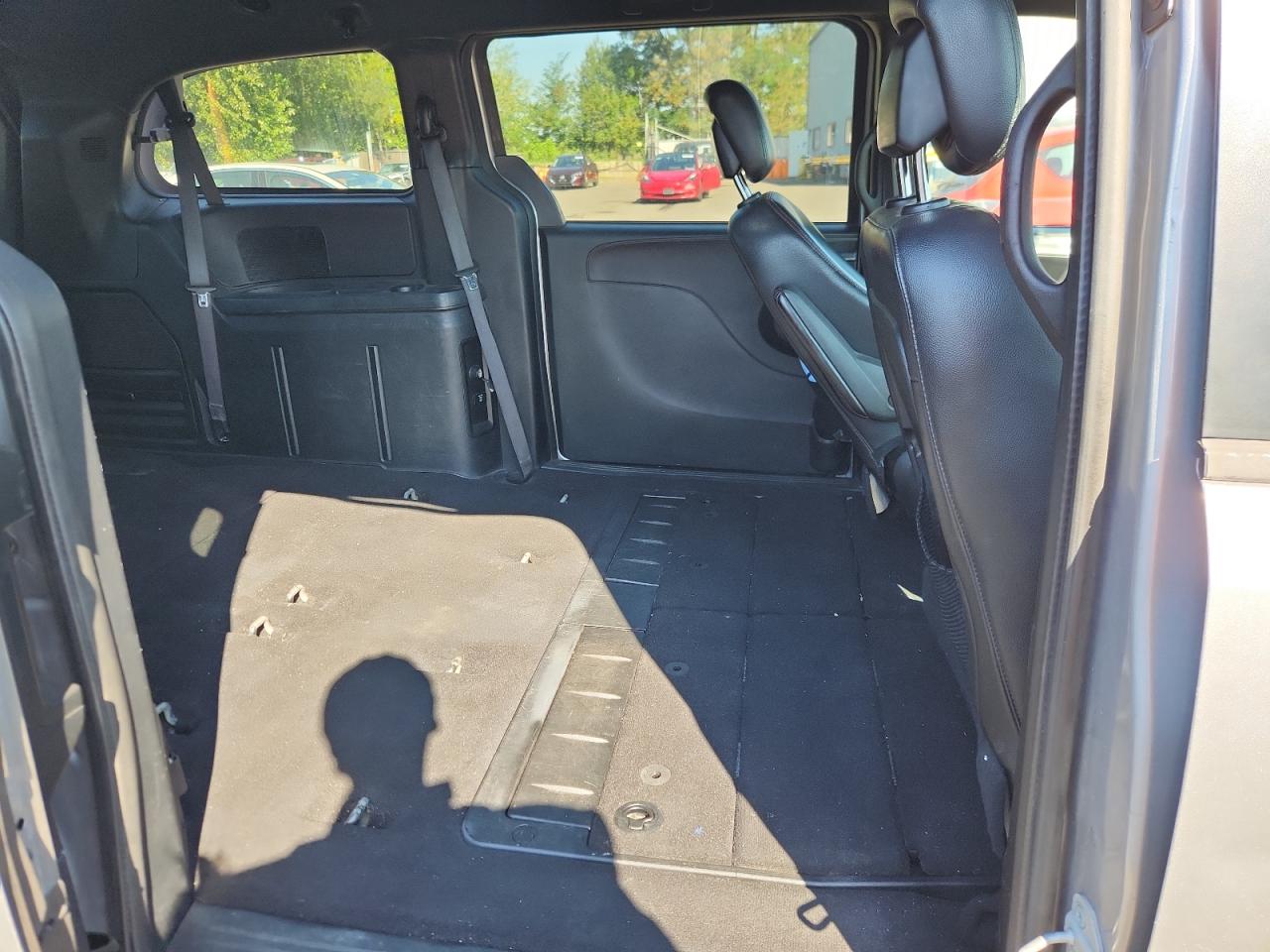 2016 Dodge Grand Caravan R/T VIN: 2C4RDGEG2GR352555 Lot: 81802565