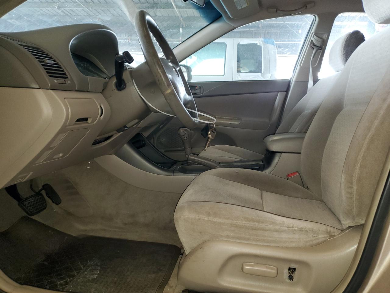 2002 Toyota Camry Le VIN: 4T1BE32K32U005811 Lot: 70229945