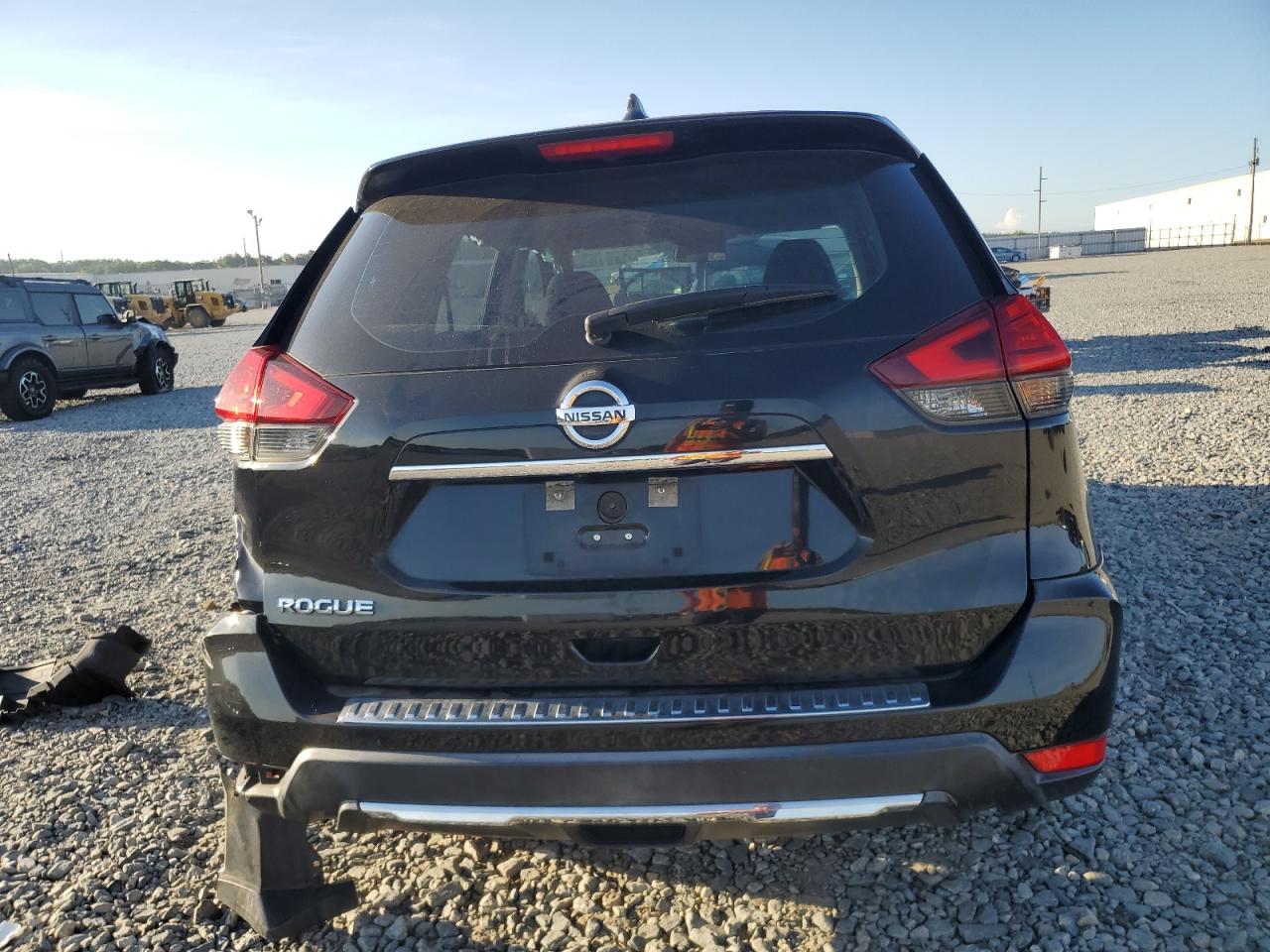 2017 Nissan Rogue S VIN: KNMAT2MT5HP500685 Lot: 81795055