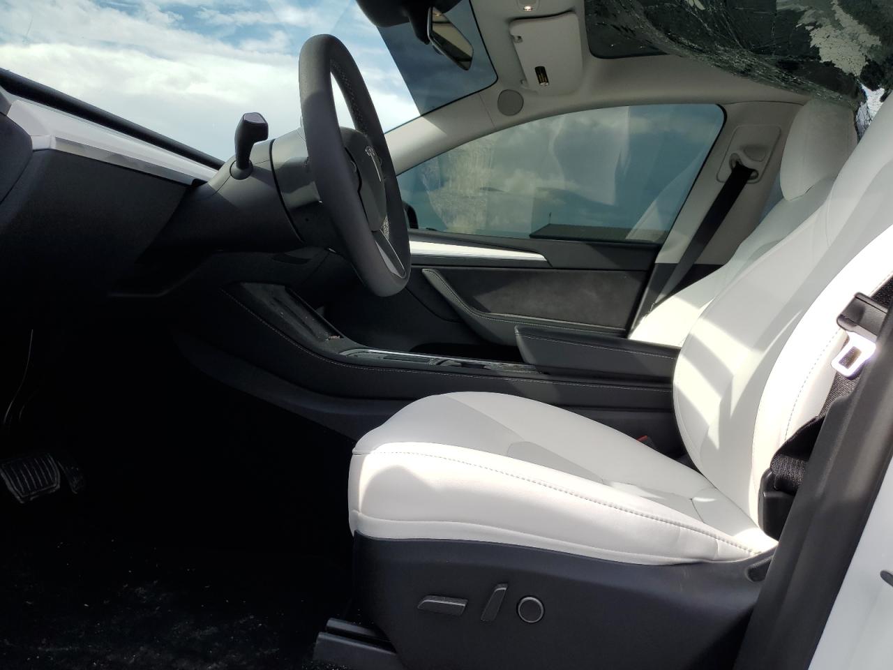 2025 Tesla Model Y VIN: 7SAYGDEE6SF220440 Lot: 82074235