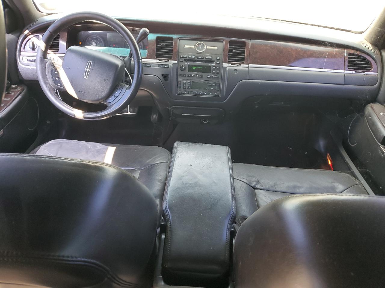 2011 Lincoln Town Car Executive L VIN: 2LNBL8EV0BX762344 Lot: 71662875