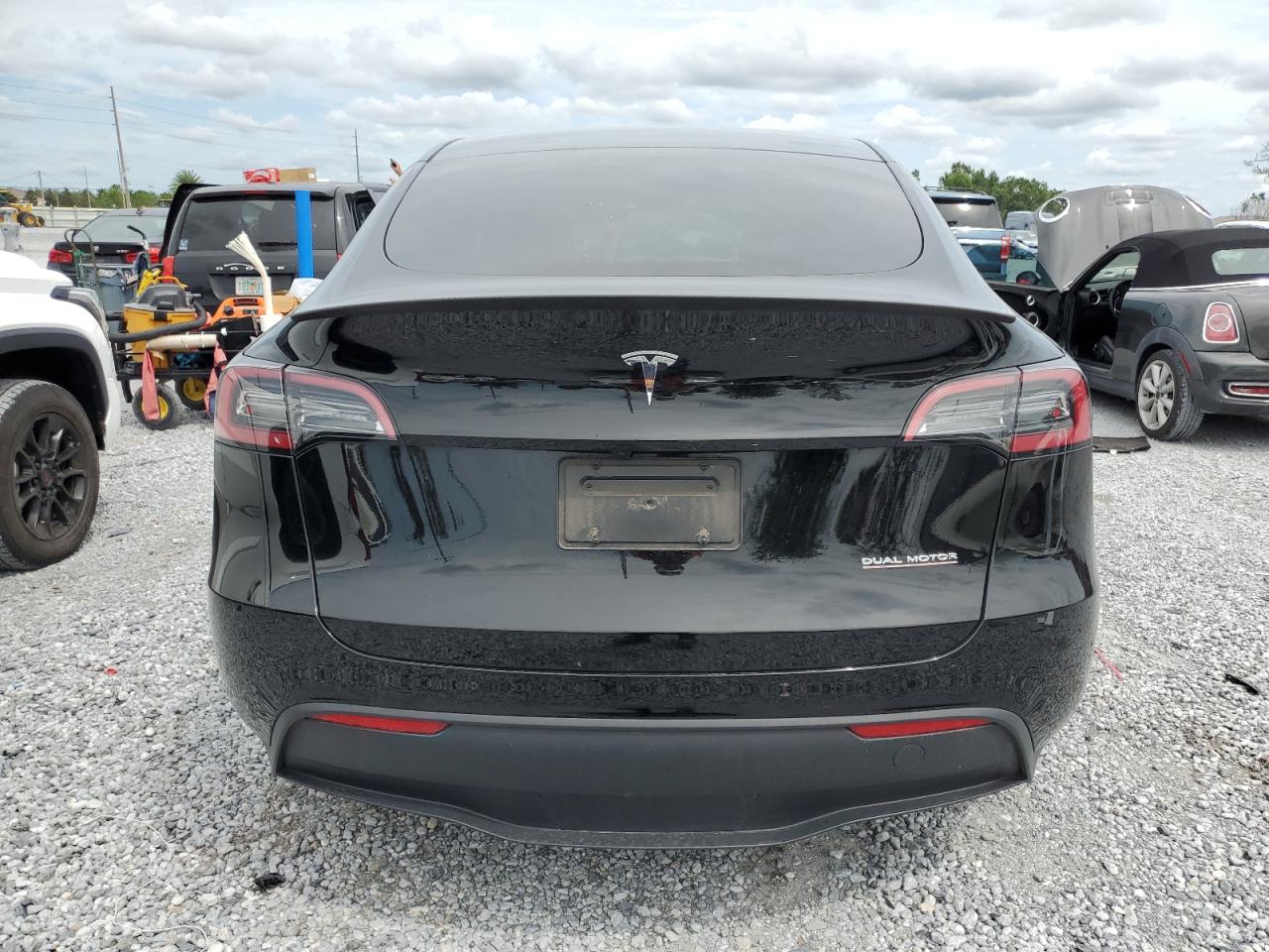 2024 Tesla Model Y VIN: 7SAYGDEF0RA309209 Lot: 71587035
